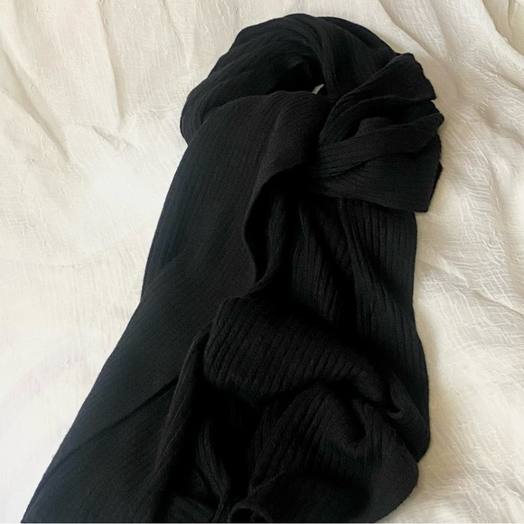 Portolano Ribbed Black Cashmere Scarf - Picture 4 of 13